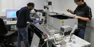 Mukherjee - Knop Sanjub Mukherjee und Jim-Marcel Knop im Labor