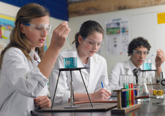 Schüler forschen im Labor Schüler forschen im Labor