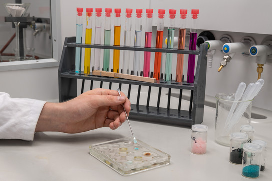 Reagenzgläser auf Labortisch Reagenzgläser auf Labortisch