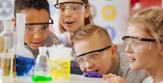 Schüler im Labor Schüler im Labor