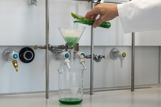 Trichter mit grüner Flüssigkeit Trichter mit grüner Flüssigkeit