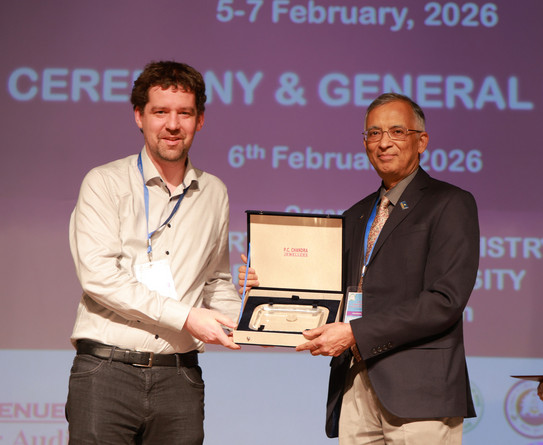 Prof. Max Hansmann ehält die Urkunde zur Preisverlehung vom Präsidenten der Chemical Research Society of India.