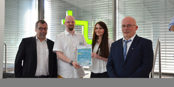 Preisverleihung Mitarbeiter des AK-Brunschweiger nehmen den Preis entgegen