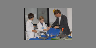 Zwei Schüler mit Dr. Scheuer