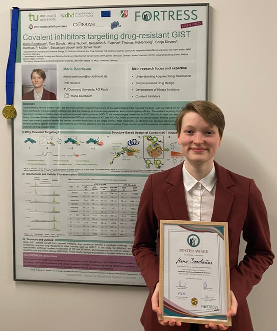 Maria Beerbaum mit Poster Maria Beerbaum mit Poster