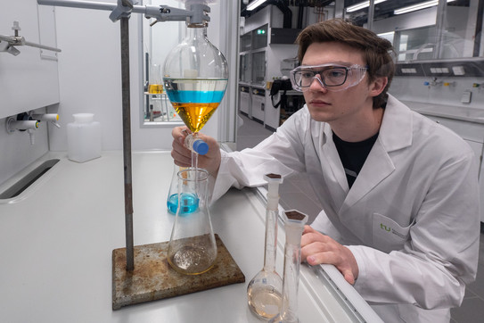 Laborant beim chemischen Versuch