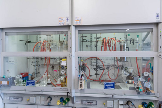 Schlenk-Line Zwei Abzugsplätze, ausgestattet mit modernen Schlenklinien