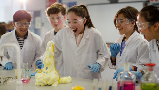 Schüler experimentieren Schüler experimentieren