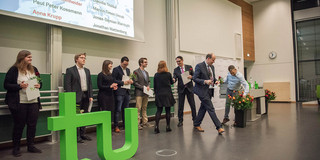 Urkundenübergabe Absolventen erhalten ihre Urkunden