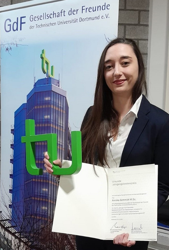 Annika Schmidt mit Urkunde