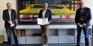 Picture of Prof. Stefan Kast (Dean of the Faculty CCB), Prof. Sebastian Henke, Prof. Manfred Bayer (Rector of TU Dortmund University)