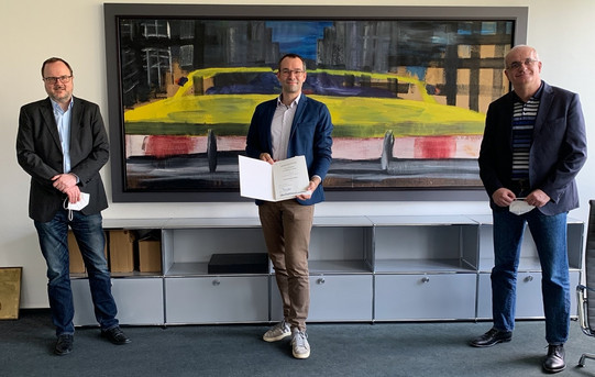 Picture of Prof. Stefan Kast (Dean of the Faculty CCB), Prof. Sebastian Henke, Prof. Manfred Bayer (Rector of TU Dortmund University)