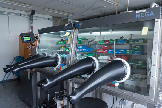 Glove-Box Zwei Glove-Boxen vom Typ MEGA E-Line