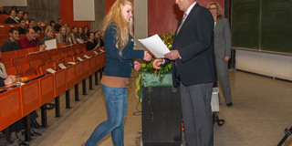 Dr. Markus Schürmann bei der Überreichung der Urkunden