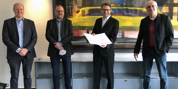 Bild von Prof. Guido Clever (Prodekan), Prof. Stefan Kast (Dekan), Prof. Hannes Mutschler, Prof. Manfred Bayer (Rektor der TU Dortmund)