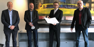 Bild von Prof. Guido Clever (Prodekan), Prof. Stefan Kast (Dekan), Prof. Hannes Mutschler, Prof. Manfred Bayer (Rektor der TU Dortmund)