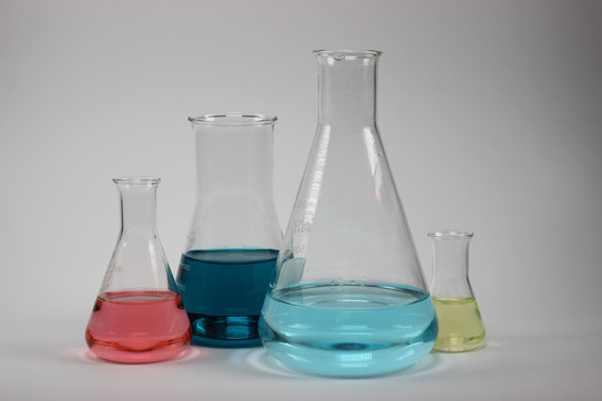 Reagenzgläser Reagenzgläser mit farbigen Flüssigkeiten