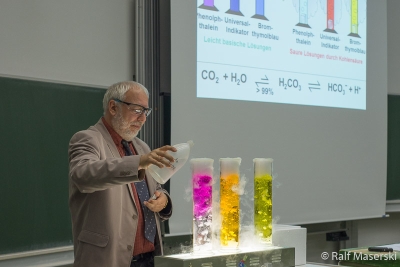 Prof. Strohmann bei einem Experiment
