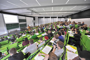 Studierende im Hörsaal Studierende sitzen in einer Vorlesung im Hörsaal.