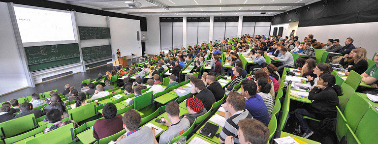 Studierende sitzen in einer Vorlesung im Hörsaal. 